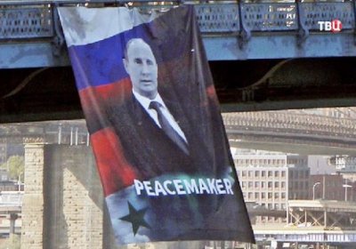 Nyu-Yorkdagi ko‘prikka Putinning portreti osib qo‘yildi фото
