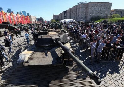 Moskvada Ukrainadan tortib olingan NATO harbiy texnikalari ko‘rgazmasi o‘tkazildi фото