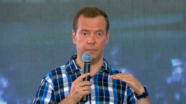 Medvedev o‘qituvchilarga: «Maoshingiz etmayaptimi? Unda biznes qiling»a