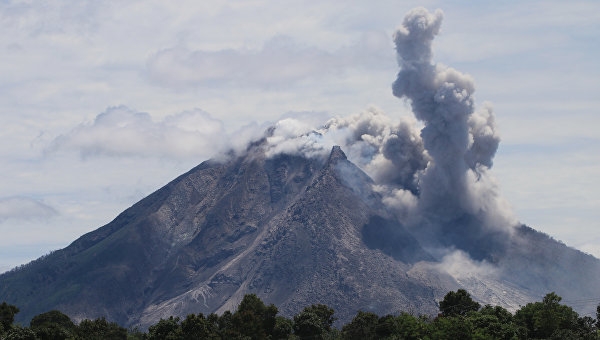Indoneziyadagi Ternate oroligadi aeroport vulqondan otilayotgan kul sababli yopildi